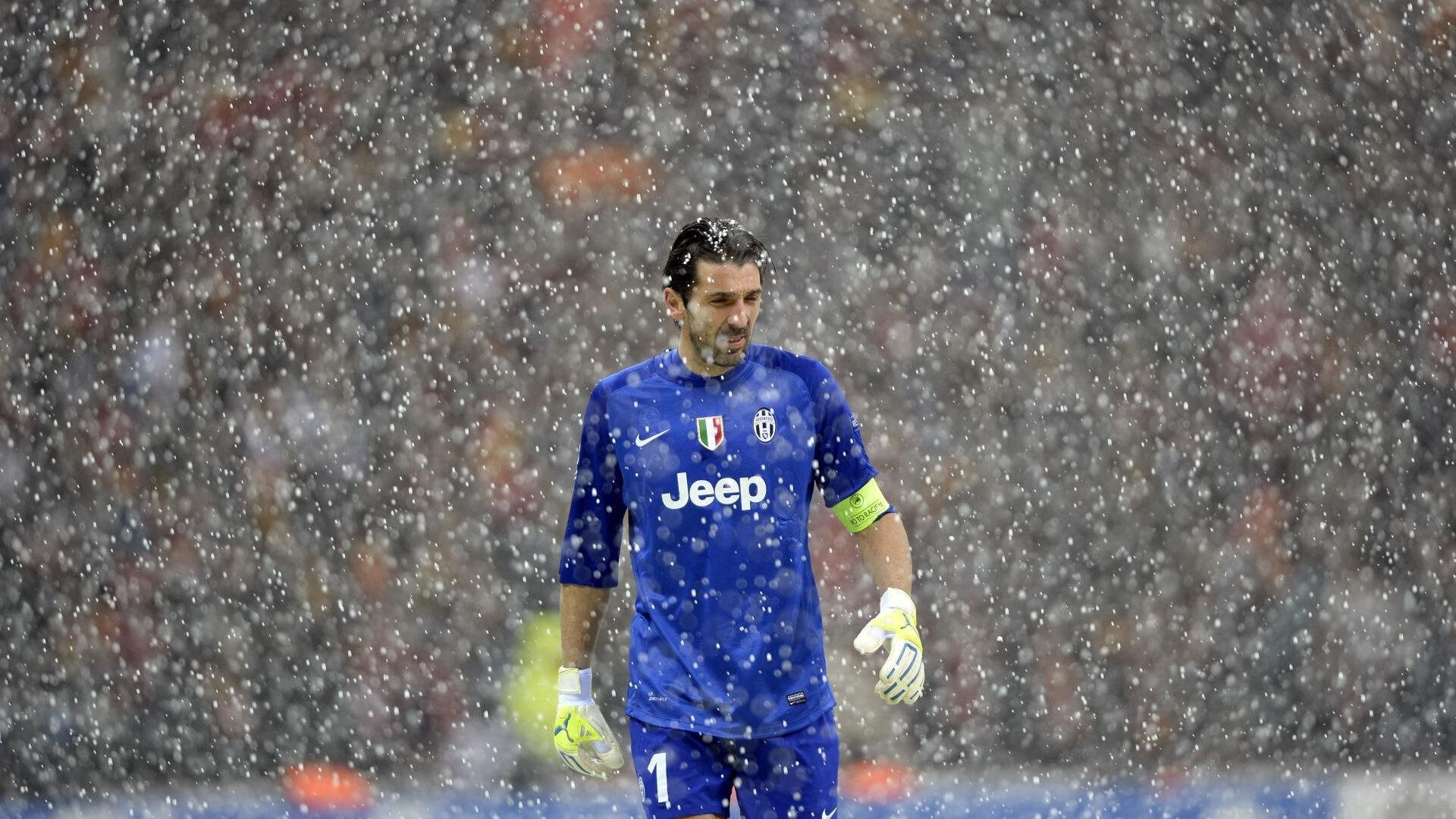 血战赛场：车手你追我赶，精彩不断